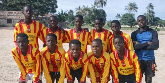 The 2015 football team members-compressed